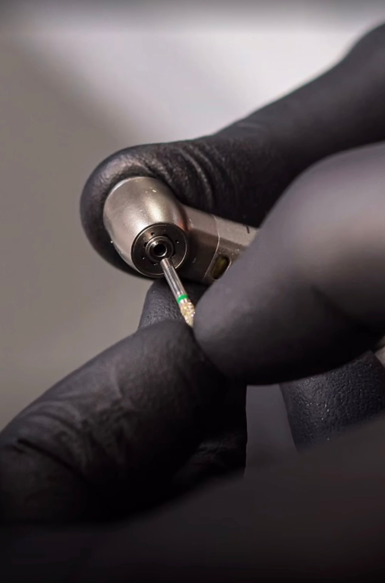 Чому центрування борів має вирішальне значення у стоматології?